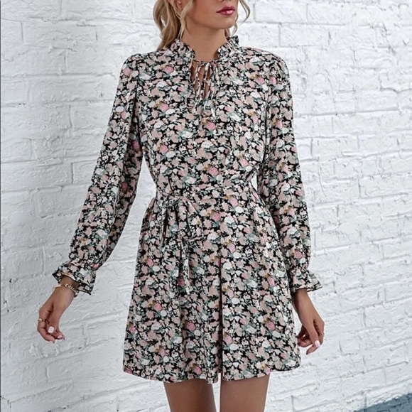 ❌Not For Sale❌ 🆕Tie Neck Ditsy Floral Print Dress - Picture 5 of 7